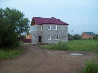 Проект двухэтажного жилого дома с размерами с одной внутренней капитальной стеной, построенного в городе Хабаровске